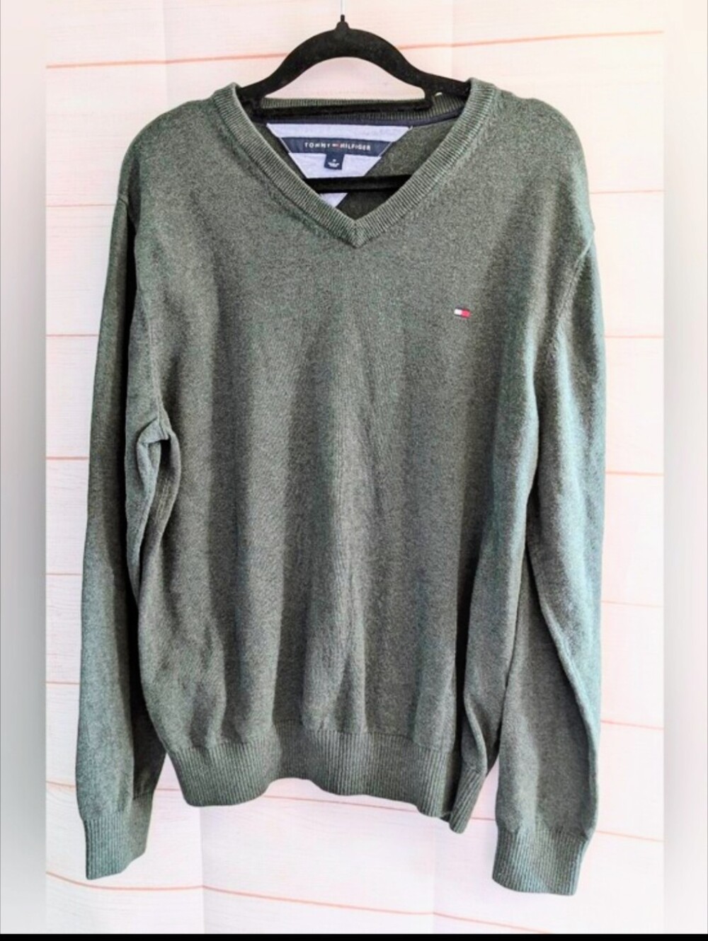 Vintage Tommy Hilfiger Men's V-Neck Sweater in Olive 🫒 Size Medium